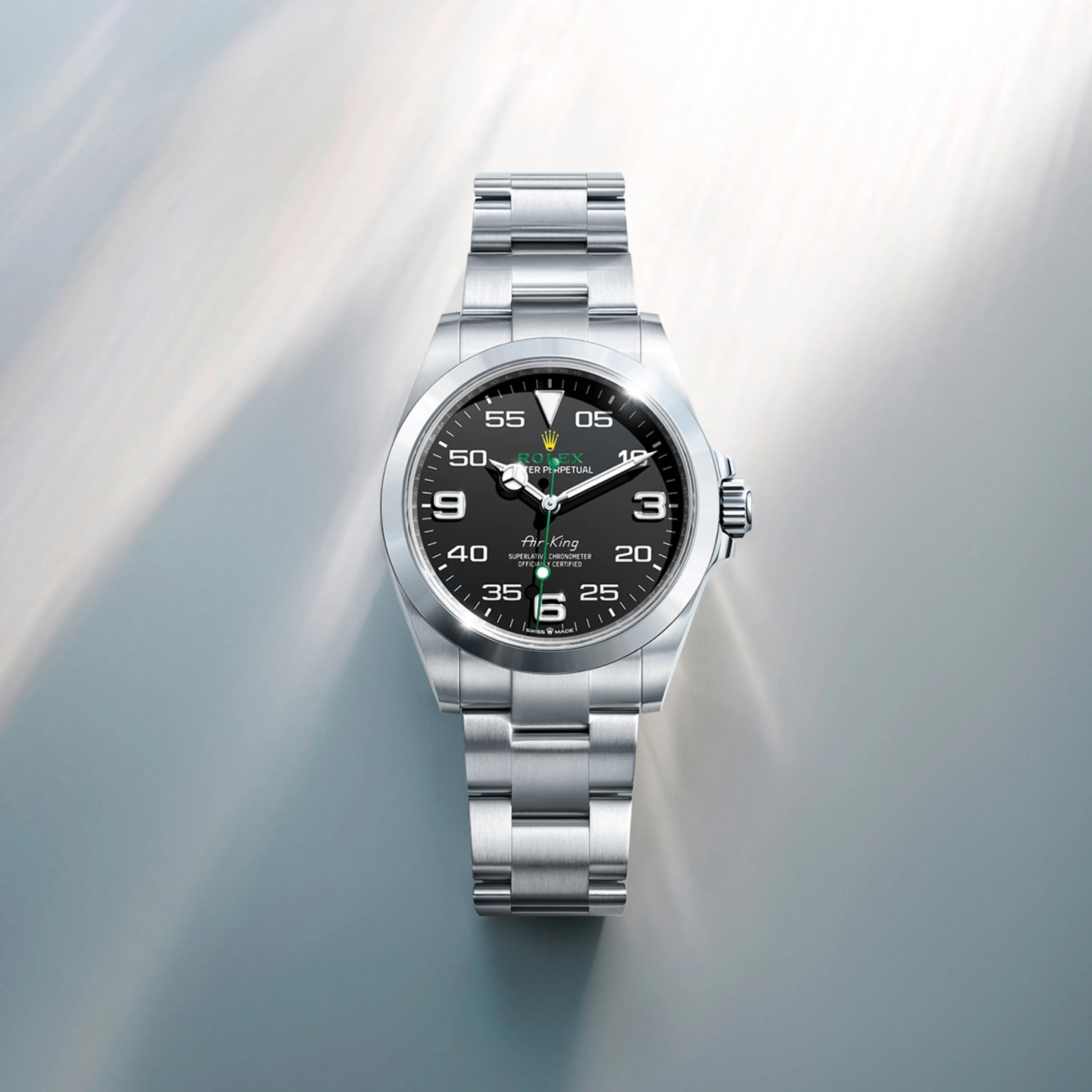 rolex Air-King    - Sul quadrante nero dell’Air‑King risaltano i grandi numeri di riferimento 3, 6 e 9 per le ore e la scala dei minuti in primo piano per la lettura dei tempi di navigazione. Sullo sfondo si staglia, inoltre, il nome Air‑King scritto nei caratteri appositamente disegnati negli anni ’50 per questo modello.