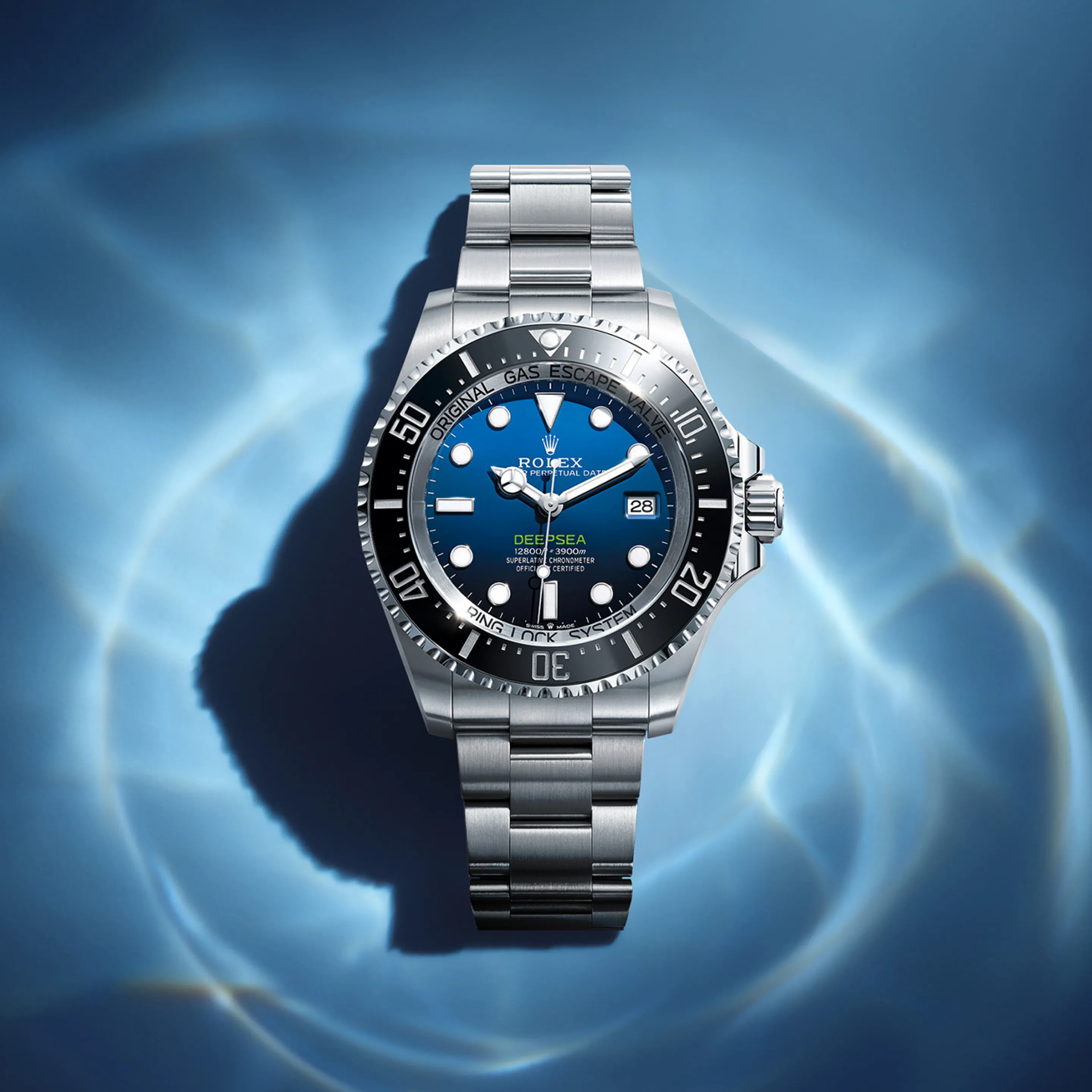rolex Deepsea    - La lunetta girevole unidirezionale graduata 60 minuti del Rolex Deepsea permette di leggere i tempi di immersione e di decompressione con precisione e in assoluta sicurezza. È dotata di un disco Cerachrom nero brevettato e prodotto da Rolex in una ceramica praticamente antiscalfitture e inalterabile. La graduazione è rivestita di un sottile strato di platino mediante deposito PVD (Physical Vapour Deposition). Sul quadrante trovano spazio gli ampi indici delle ore e le lancette Chromalight riempiti di una sostanza luminescente a emissioni blu di lunga durata, per una leggibilità eccezionale anche al buio.