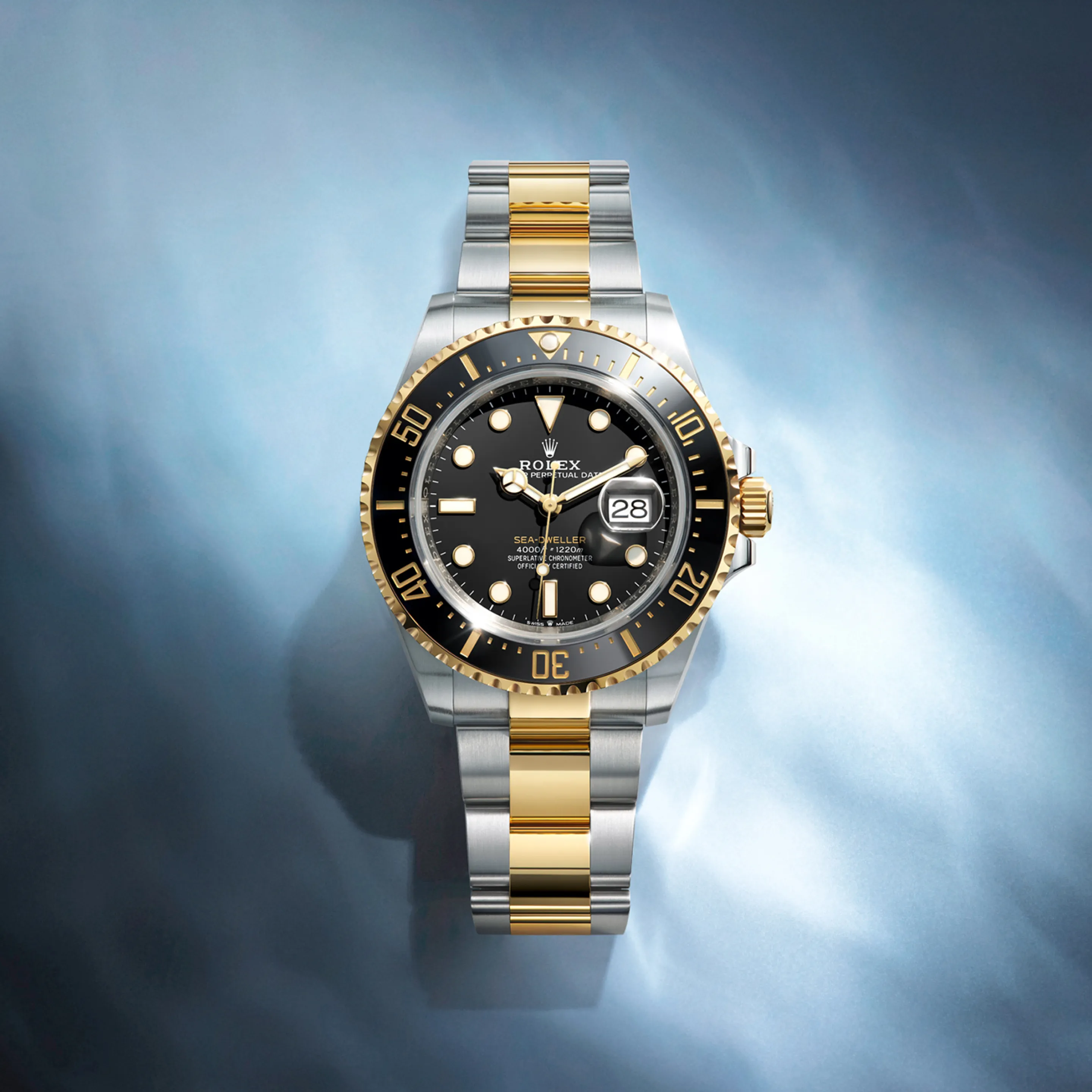 rolex Sea-Dweller    - La lunetta girevole unidirezionale graduata 60 minuti del Sea-Dweller permette di leggere i tempi di immersione e di decompressione con precisione e in assoluta sicurezza. È dotata di un disco Cerachrom nero brevettato e prodotto da Rolex in una ceramica praticamente antiscalfitture e inalterabile. La graduazione è rivestita di un sottile strato di platino mediante deposito PVD (Physical Vapour Deposition). Sul quadrante trovano spazio gli ampi indici delle ore e le lancette Chromalight riempiti di una sostanza luminescente a emissioni blu di lunga durata, per una leggibilità eccezionale anche al buio.