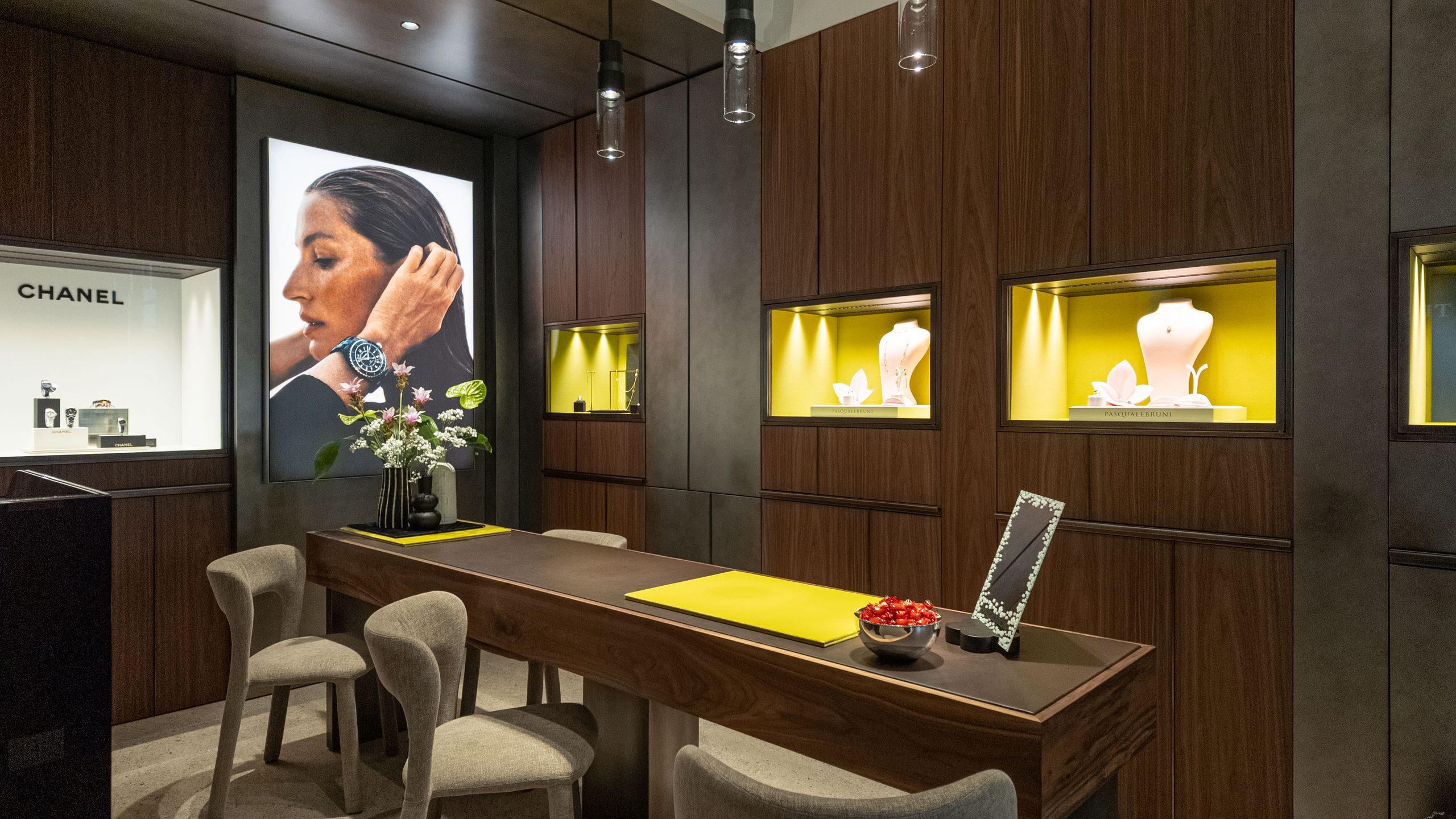 Boutique Monetti Via dei Mille - sala Chanel con tavolo espositivo